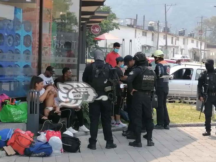 Detienen a migrantes con visa humanitaria, en Ixtac; denuncian abuso de autoridad