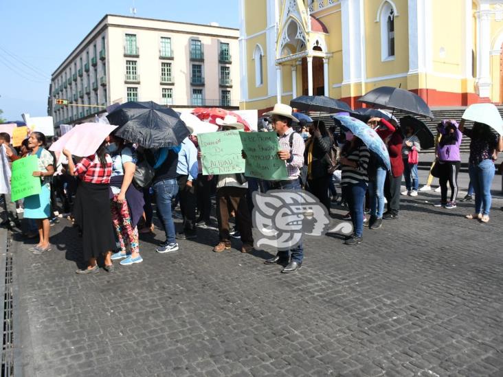 Con protesta, padres exigen construcción de aulas en escuela de Tlacolulan