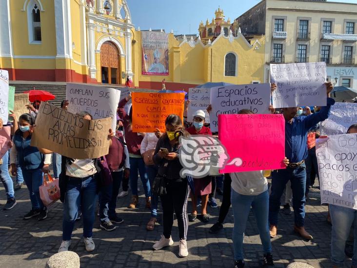 Con protesta, padres exigen construcción de aulas en escuela de Tlacolulan