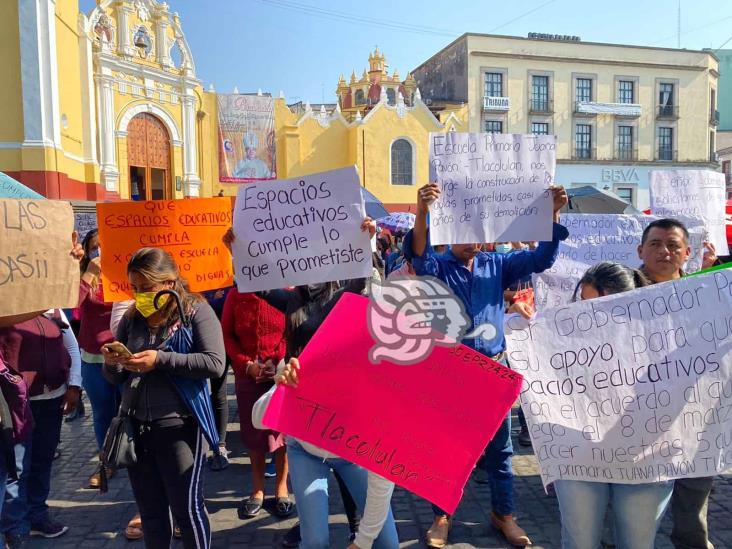 Con protesta, padres exigen construcción de aulas en escuela de Tlacolulan