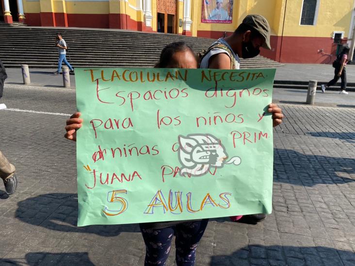 Con protesta, padres exigen construcción de aulas en escuela de Tlacolulan