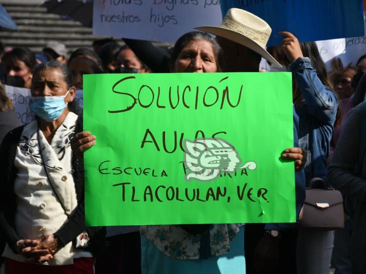 Con protesta, padres exigen construcción de aulas en escuela de Tlacolulan