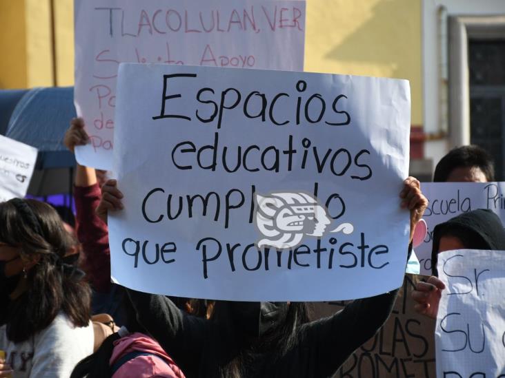 Con protesta, padres exigen construcción de aulas en escuela de Tlacolulan