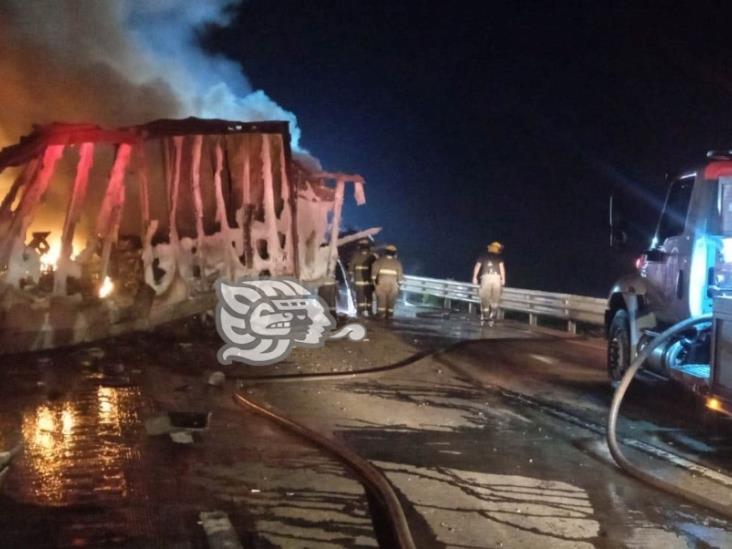 Arden tractocamiones tras colisionar en autopista Cosoleacaque-Acayucan