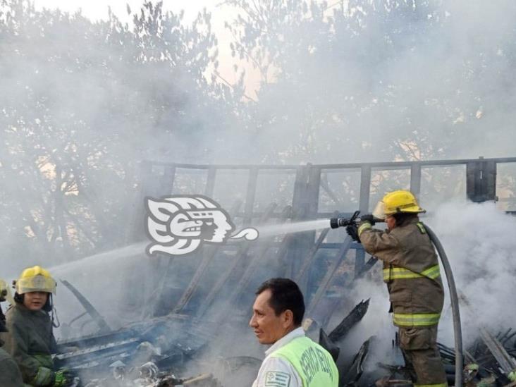 Arden tractocamiones tras colisionar en autopista Cosoleacaque-Acayucan
