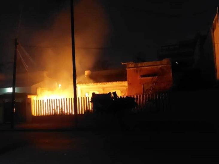 Personas sin hogar provocan incendio en casa abandonada de Veracruz