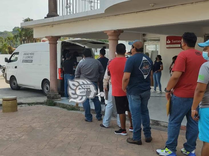 Se forman desde temprano en módulo itinerante de licencias en Villa Cuichapa