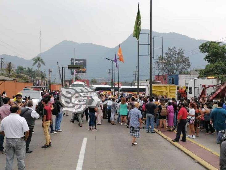 Tras detención de autobús en Orizaba, usuarios bloquean calle y defienden unidad