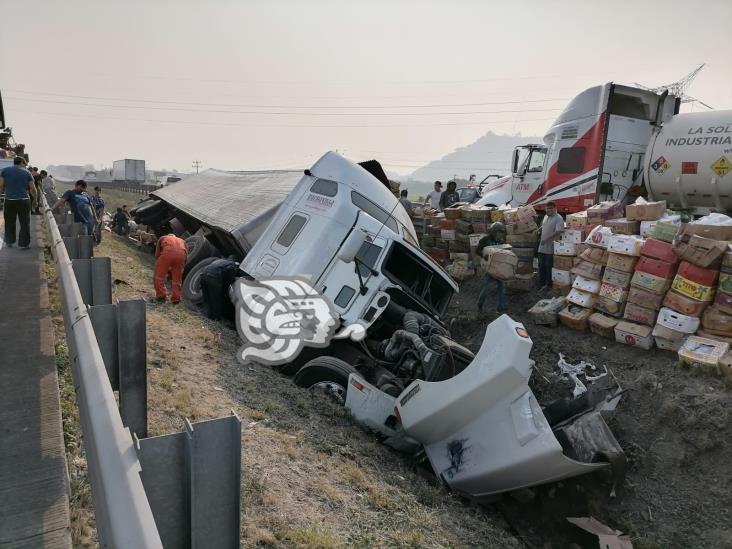 Vuelca tráiler cargado con plátano en la Córdoba-Puebla; rapiñeros se hacen presentes