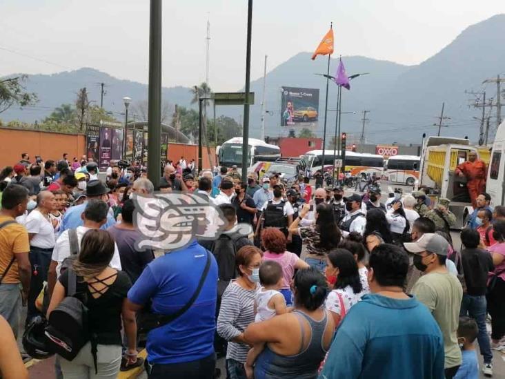 Tras detención de autobús en Orizaba, usuarios bloquean calle y defienden unidad