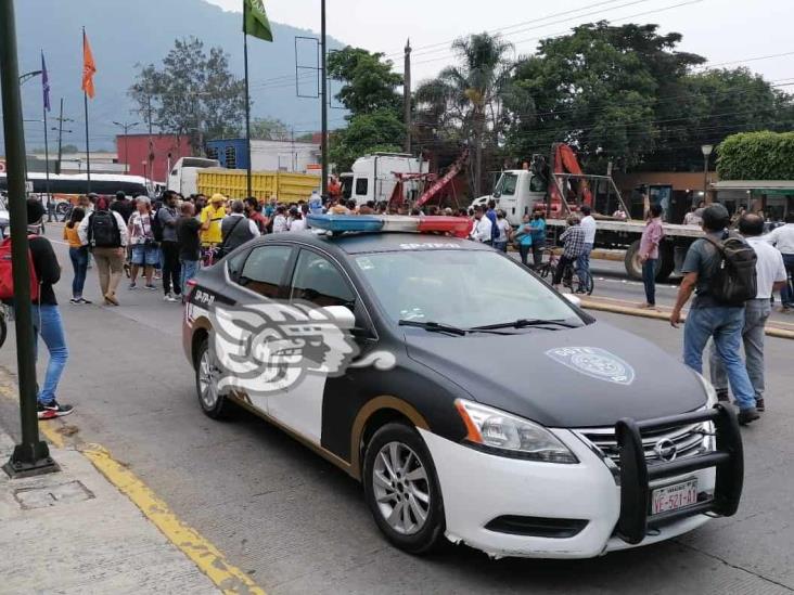 Tras detención de autobús en Orizaba, usuarios bloquean calle y defienden unidad