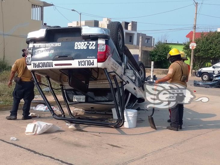 Aparatoso choque en la Puerto México; patrulla queda llantas arriba