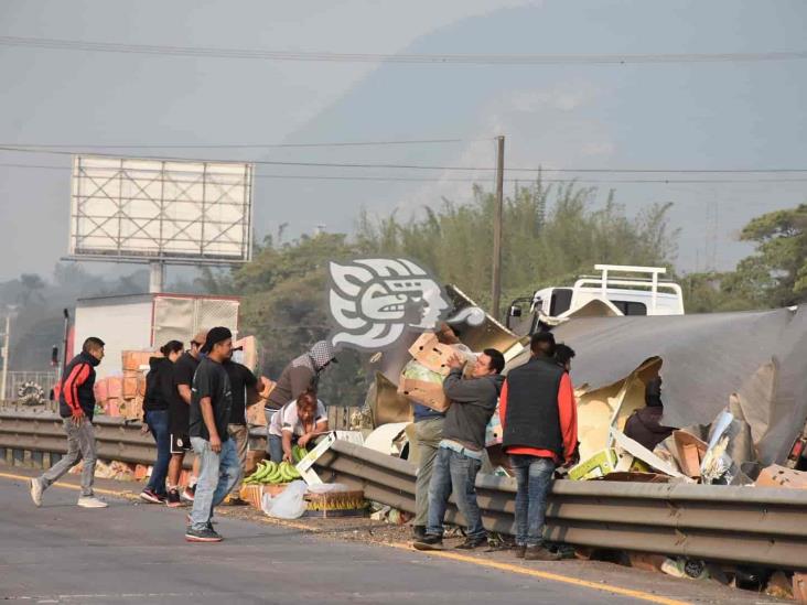 Vuelca tráiler cargado con plátano en la Córdoba-Puebla; rapiñeros se hacen presentes