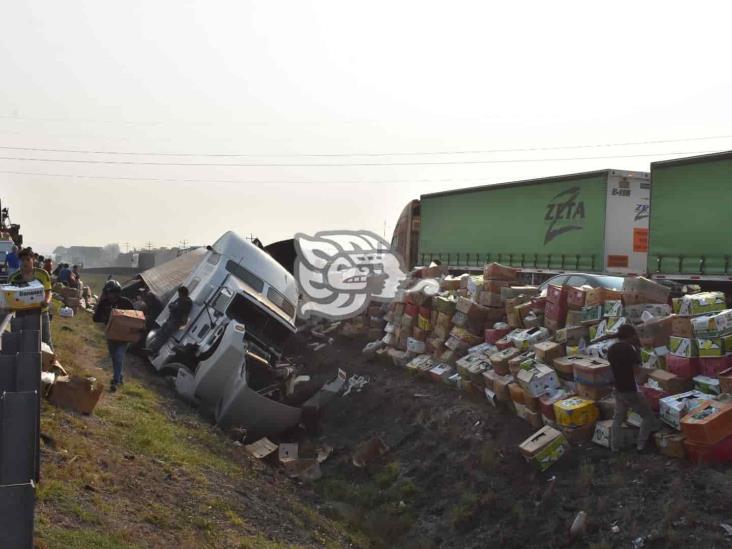 Vuelca tráiler cargado con plátano en la Córdoba-Puebla; rapiñeros se hacen presentes