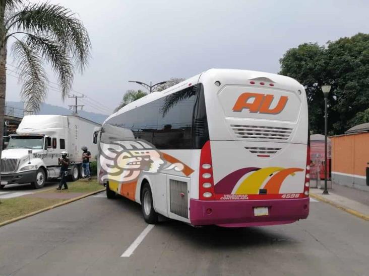 Tras detención de autobús en Orizaba, usuarios bloquean calle y defienden unidad