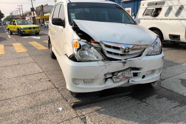 Camionetas chocan por no respetar preferencia en la colonia Ricardo Flores Magón