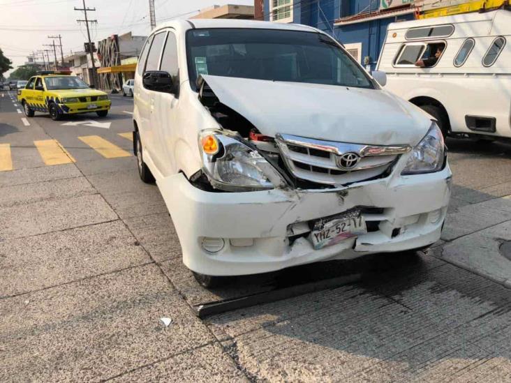 Camionetas chocan por no respetar preferencia en la colonia Ricardo Flores Magón