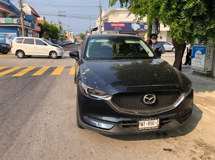 Camionetas chocan por no respetar preferencia en la colonia Ricardo Flores Magón