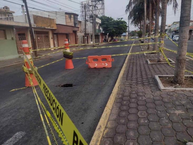 Hundimiento en calle de Veracruz pone en peligro a automovilistas y peatones