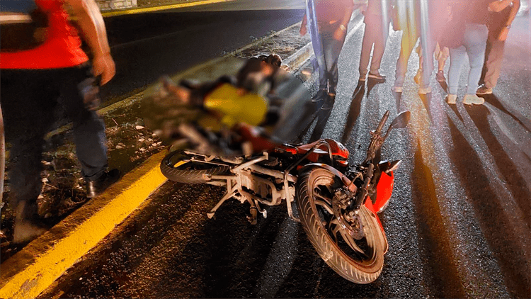 Jóvenes derrapan en su motocicleta sobre la carretera Veracruz-Xalapa