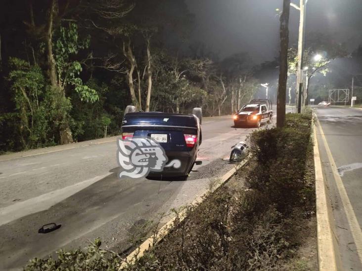 Vuelca vehículo en avenida Murillo Vidal de Xalapa