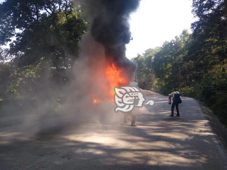 Se incendia ambulancia del IMSS en la carretera Banderilla-Jilotepec