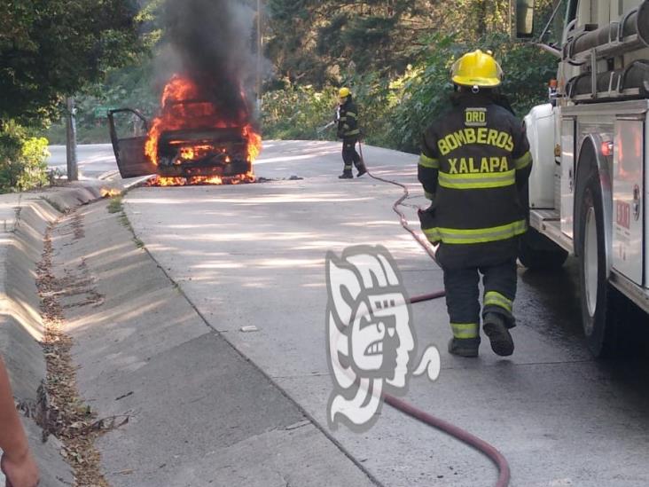 Se incendia ambulancia del IMSS en la carretera Banderilla-Jilotepec