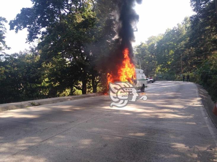 Se incendia ambulancia del IMSS en la carretera Banderilla-Jilotepec