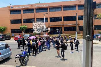 Exigen 'muerte estudiantil' de otro alumno y salida de directora en UV Xalapa