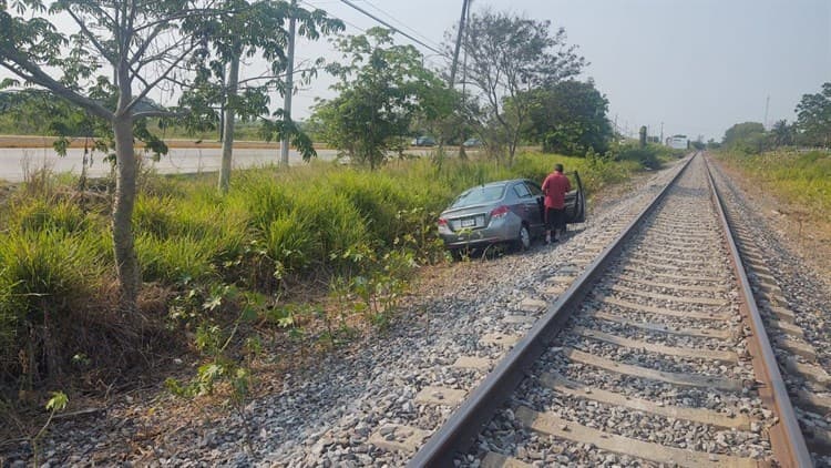 Conductor pierde el control de automóvil y sale de la carretera en Medellín de Bravo