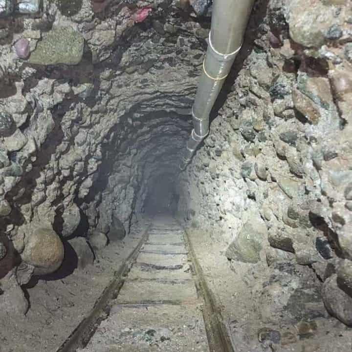 Descubren narcotúnel con luz, raíles y ventilación que conectaba a México y EU