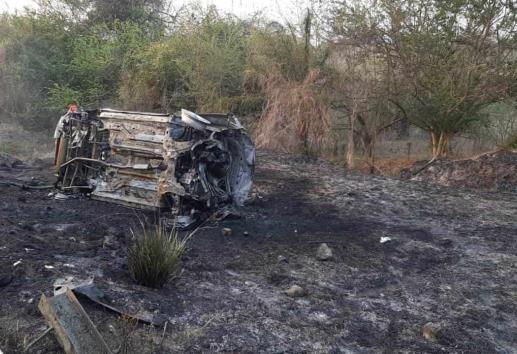 Automóvil se incendia al volcarse en la autopista Tinaja-Cosamaloapan