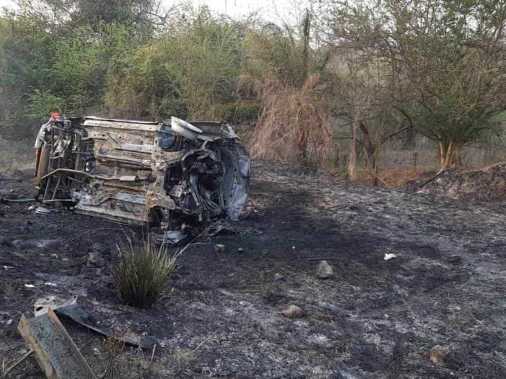 Automóvil se incendia al volcarse en la autopista Tinaja-Cosamaloapan