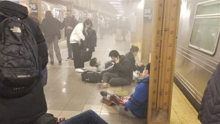 Hombre dispara contra pasajeros en un vagón de tren en Nueva York; hay 23 heridos