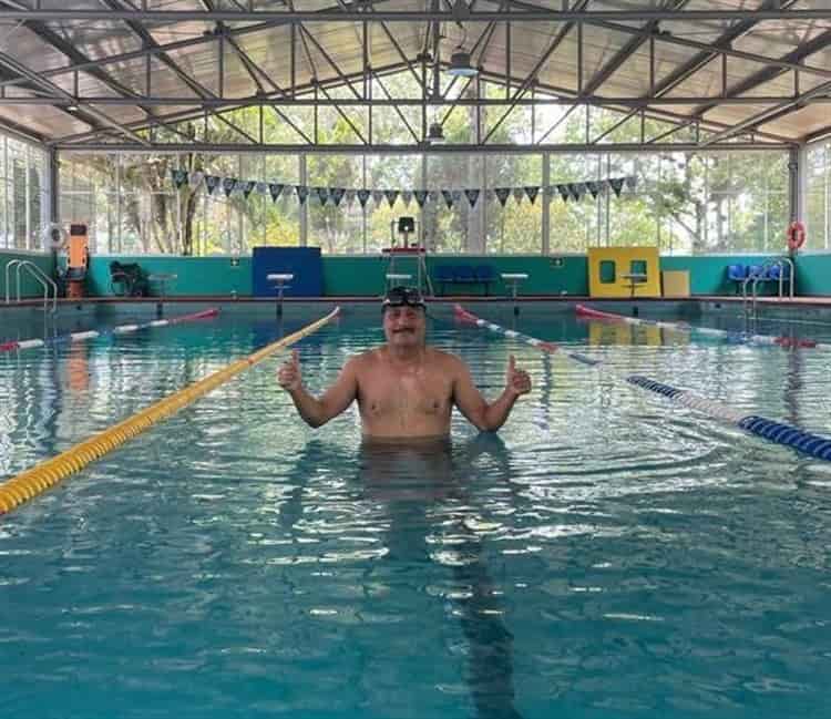 Deportista veracruzano busca patrocinio para participar en competencia de natación