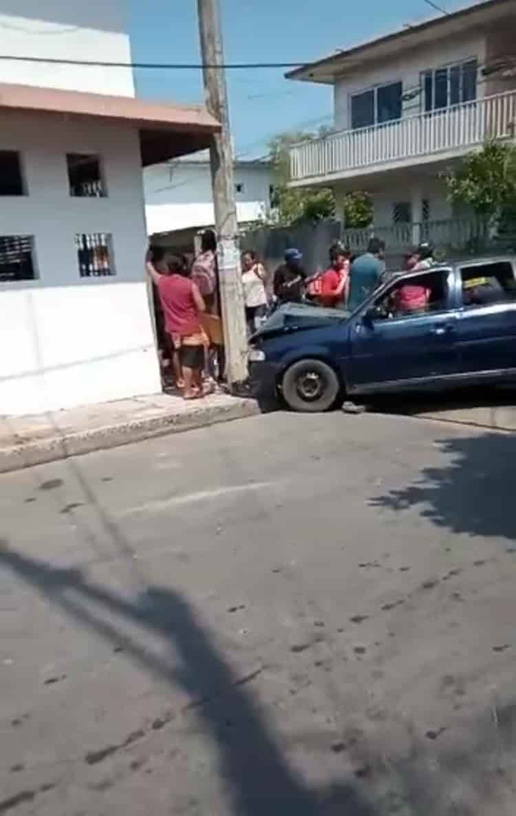 Fuerte choque entre automóviles en Boca del Río deja 2 personas lesionadas