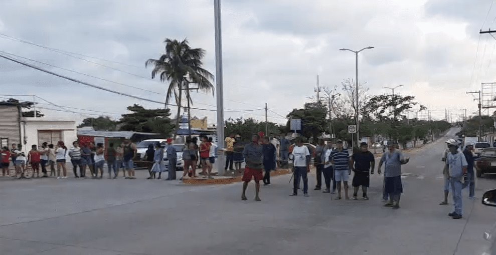 Otra vez sin luz! Vecinos bloquean avenida . Lobos en Veracruz