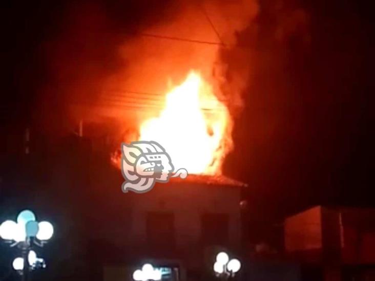 Un gran incendio se registró en pleno centro de Teocelo