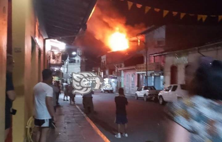 Un gran incendio se registró en pleno centro de Teocelo