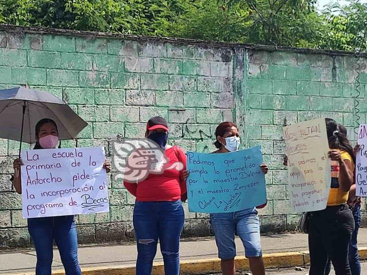 Con pancartas en manos, bloquean calle en Poza Rica; exigen apoyo para primaria