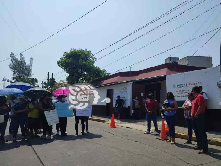 Con pancartas en manos, bloquean calle en Poza Rica; exigen apoyo para primaria