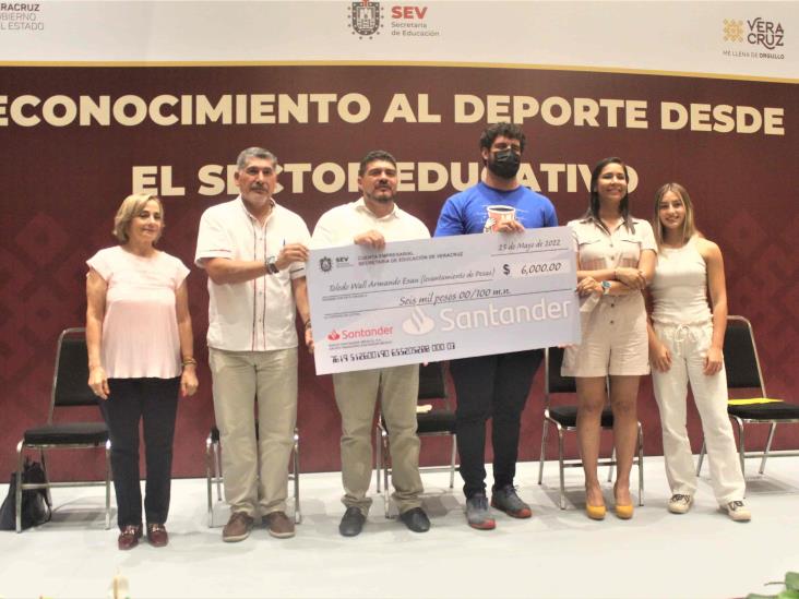 ¡Aplausos! Entregan estímulos a deportistas en el WTC