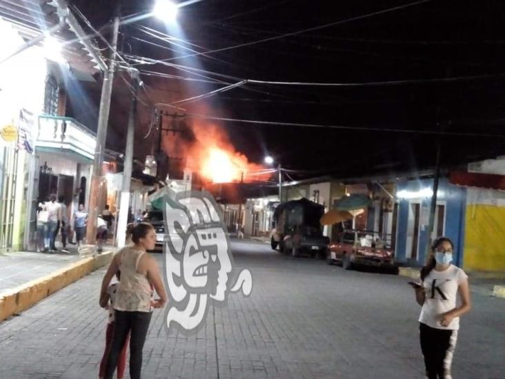 Un gran incendio se registró en pleno centro de Teocelo