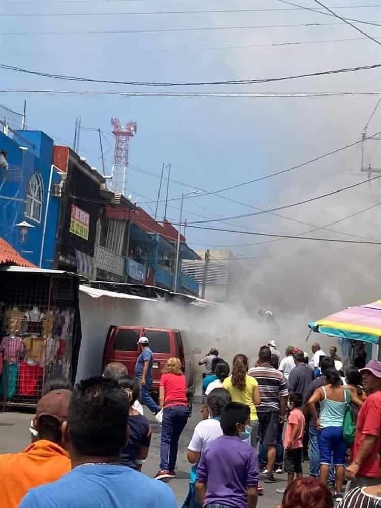 Camioneta se incendia en el centro de Tierra Blanca