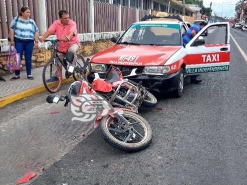 Taxista en estado de ebriedad choca contra moto en Misantla