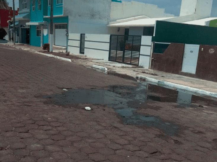 Vecinos reportan fuga de drenaje en La Petrolera; urgen atención del CAB