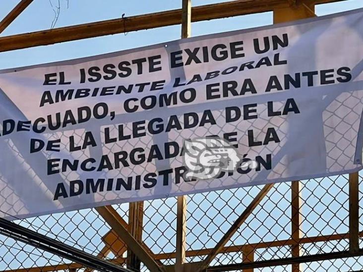 Trabajadores del ISSSTE denuncian en lonas presunto maltrato laboral en Xalapa