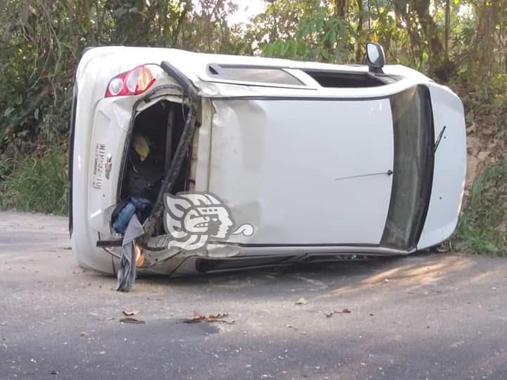Aparatoso accidente sobre la carretera Las Choapas-Paralelo