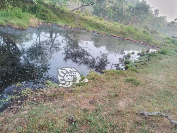 Sin ser atendido derrame de aceite en área rural de Minatitlán