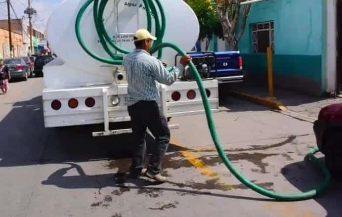 Veracruzanos pagan más de 3 mil pesos por pipas ante el desabasto de agua en colonias